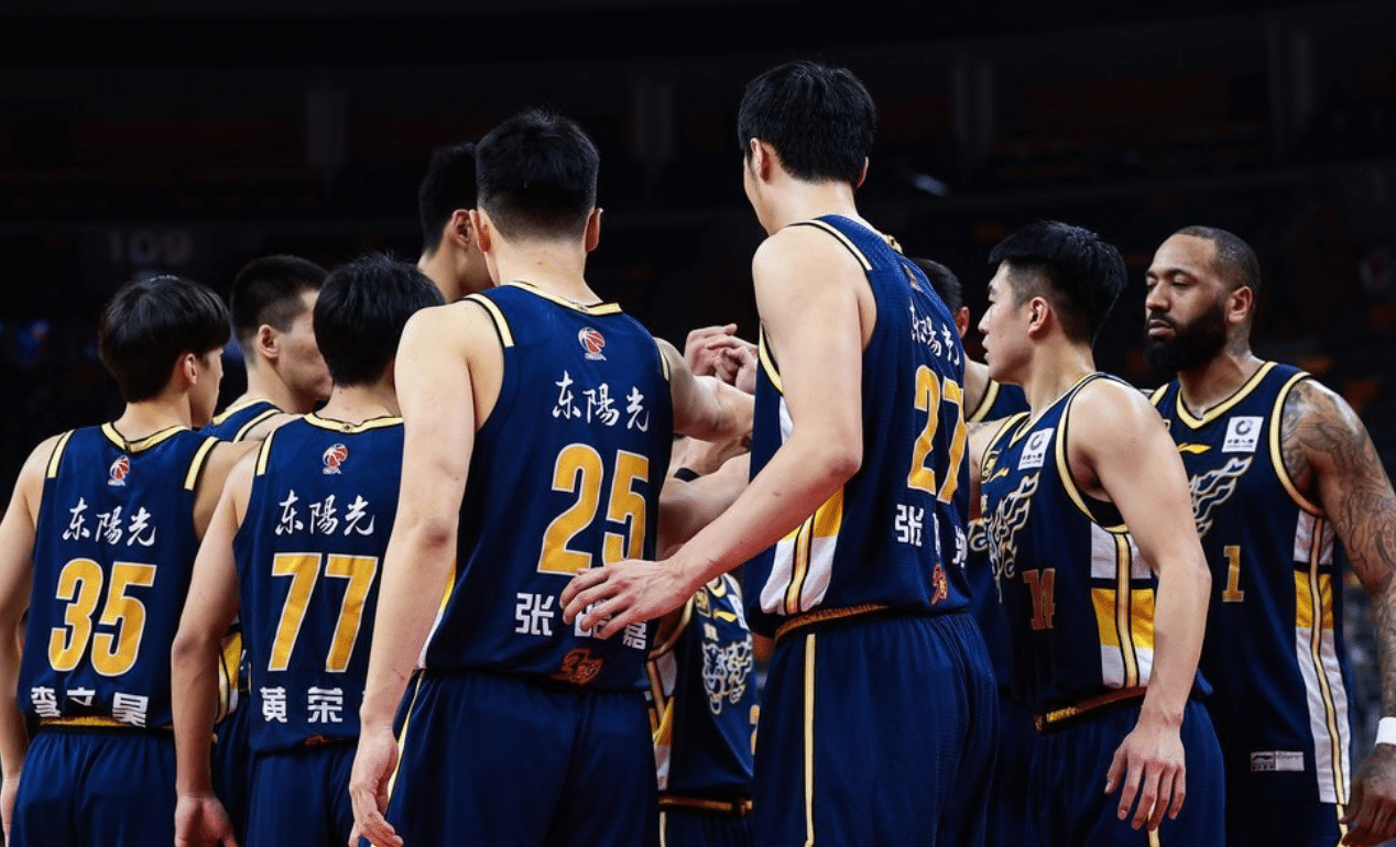 关于顶尖球员聚首篮球馆，现场座无虚席的信息